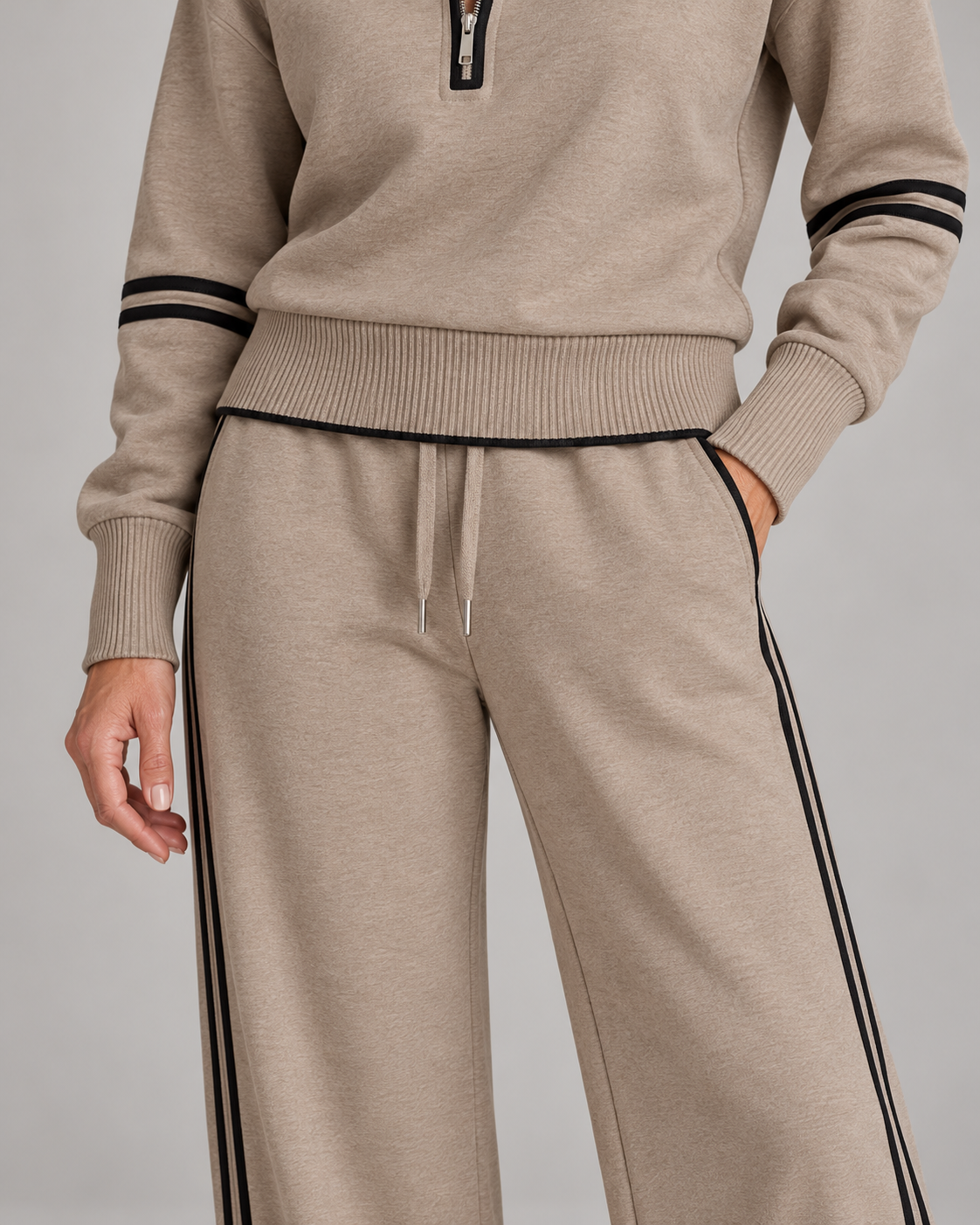 Completo con mezza zip — Tortora e nero — dettaglio dei pantaloni