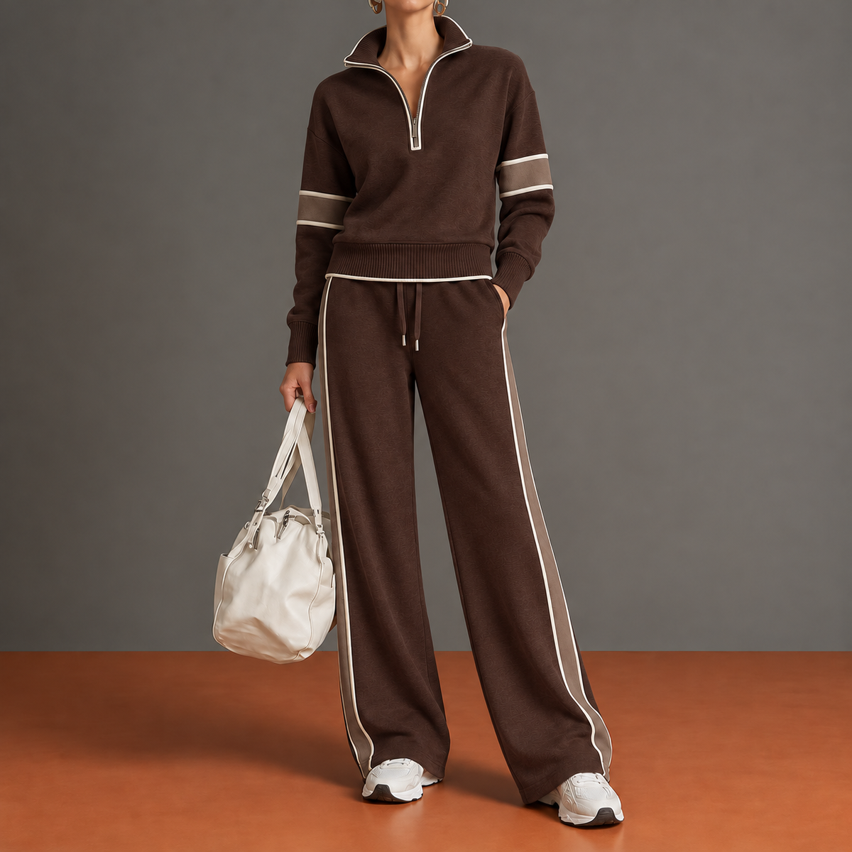 Marietta Profilo in cioccolato: completo con mezza zip, bande tonali e pantalone ampio.
