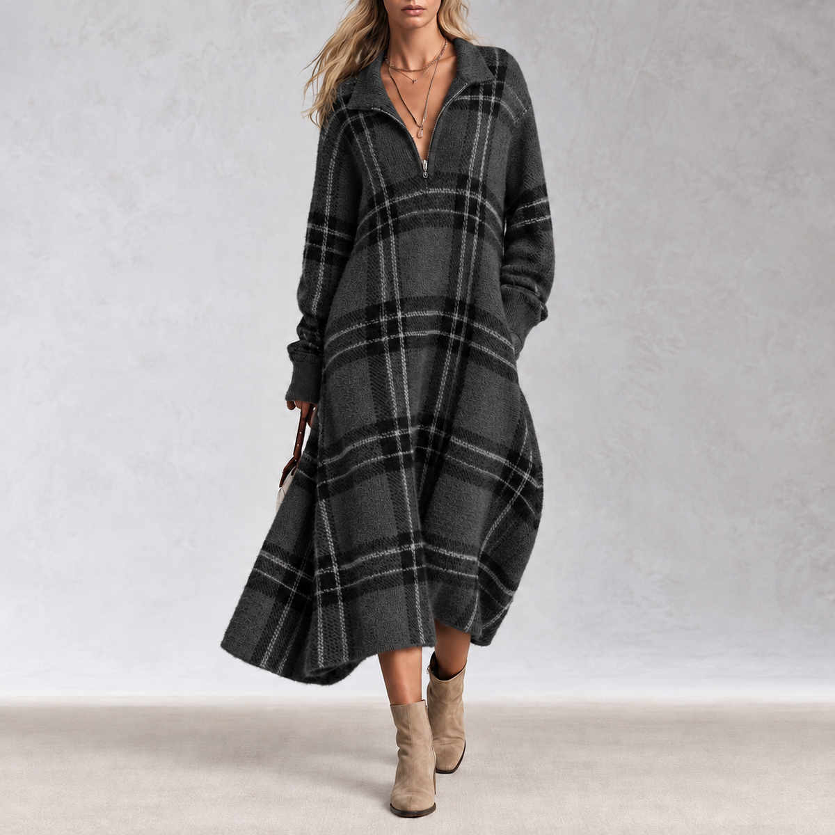 Adelaide Quadri d’Inverno antracite con grandi quadri neri e linee grigio chiaro, linea oversize e mezza zip