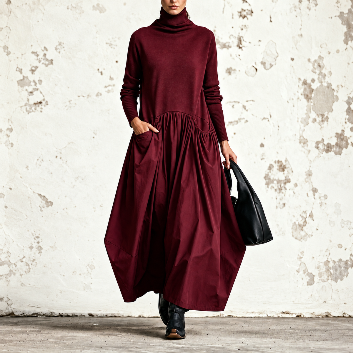 Ilaria Autunno bordeaux, abito maxi oversize con collo alto, tasche e gonna arricciata.