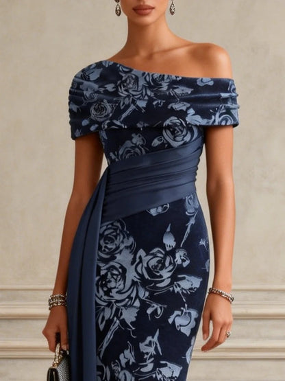 Fioralba | Abito Lungo a Tubino in Velluto Floreale Blu Navy con Spalla Asimmetrica e Fascia in Vita