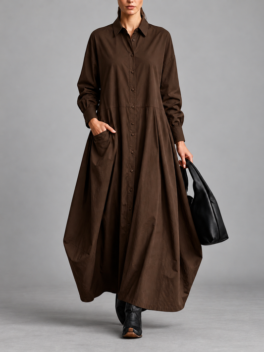 Adele, abito chemisier maxi color cioccolato su sfondo grigio
