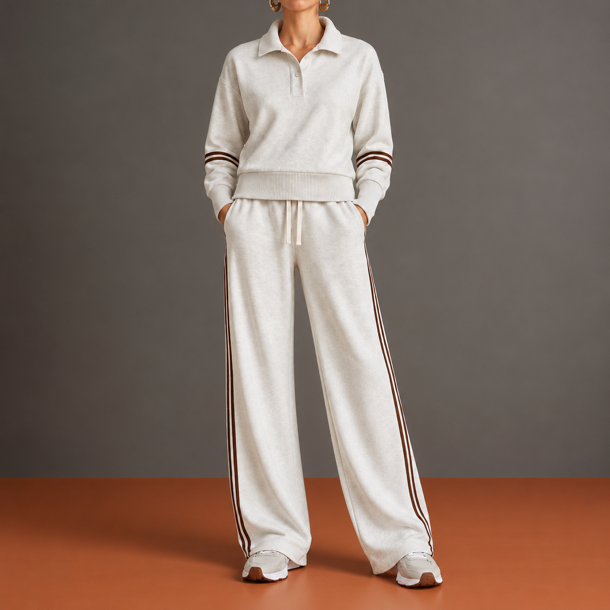 Ambra | Completo con Colletto Polo e Bottoni Tono su Tono — sfondo grigio e terracotta