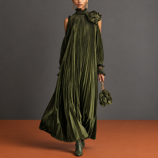 Flora | Abito Maxi Plissettato con Dettaglio Floreale sulla Spalla — sfondo grigio e terracotta
