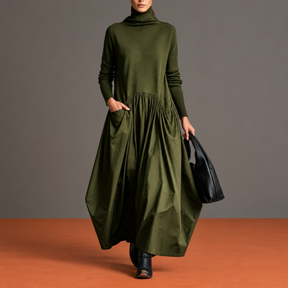 Ilaria verde su sfondo grigio con pavimento terracotta