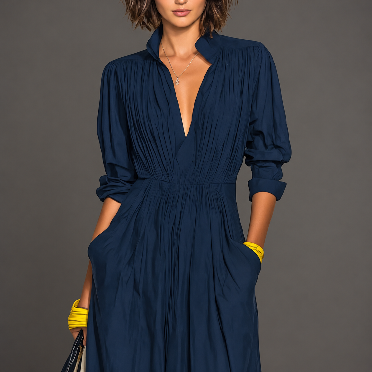 Ofelia | Abito Lungo Plissé con Scollo a V e Collo Alto, Blu Navy — sfondo grigio e terracotta