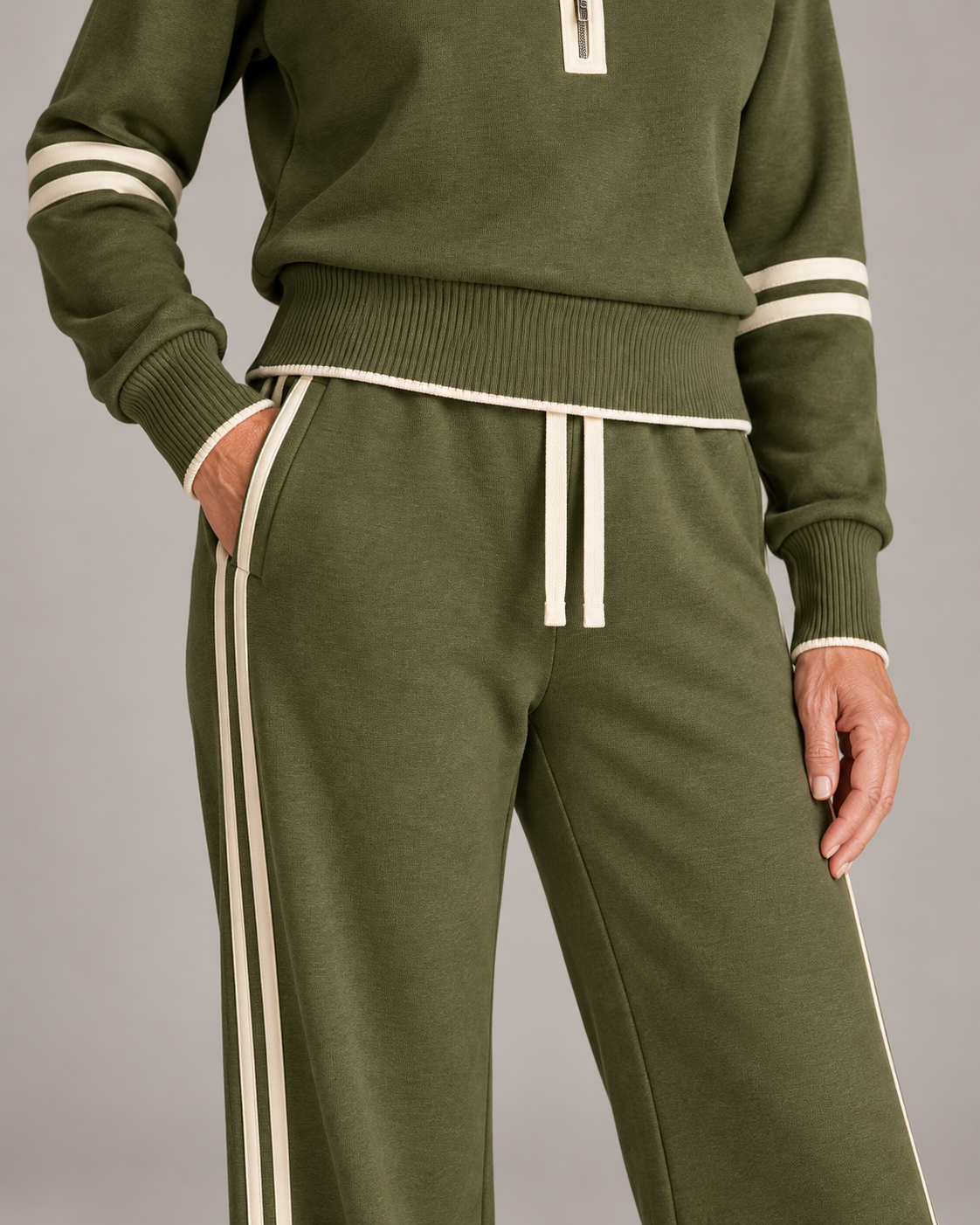 Completo con mezza zip — Verde oliva e avorio — dettaglio dei pantaloni