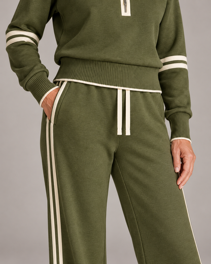 Completo con mezza zip — Verde oliva e avorio — dettaglio dei pantaloni