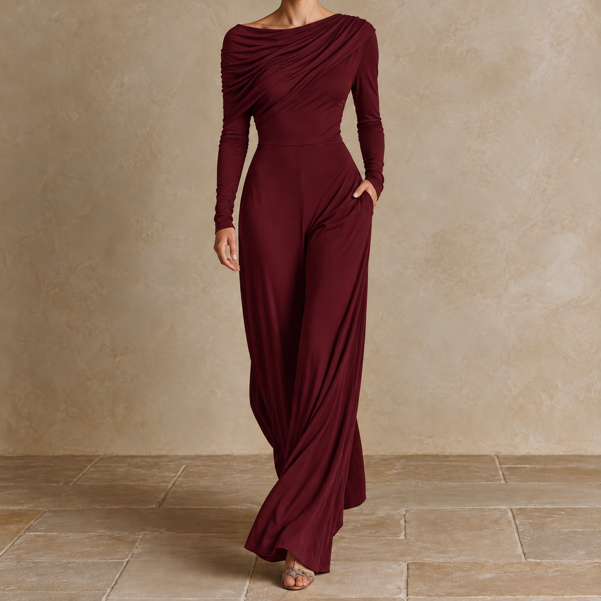Dafne Sera — tuta bordeaux con scollo drappeggiato e pantalone ampio