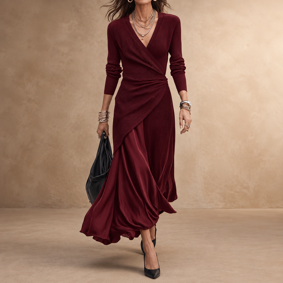 Tamara Autunno bordeaux con scollo incrociato a costine, drappeggio laterale e gonna lunga fluida dall’effetto satinato
