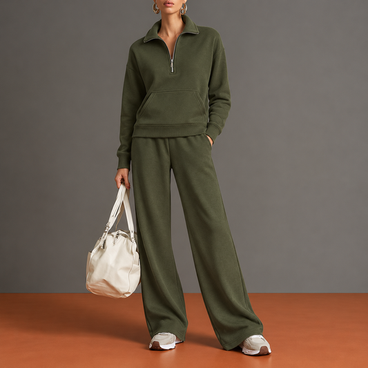 Nerissa: completo verde oliva con mezza zip, tasca a marsupio e pantaloni ampi.