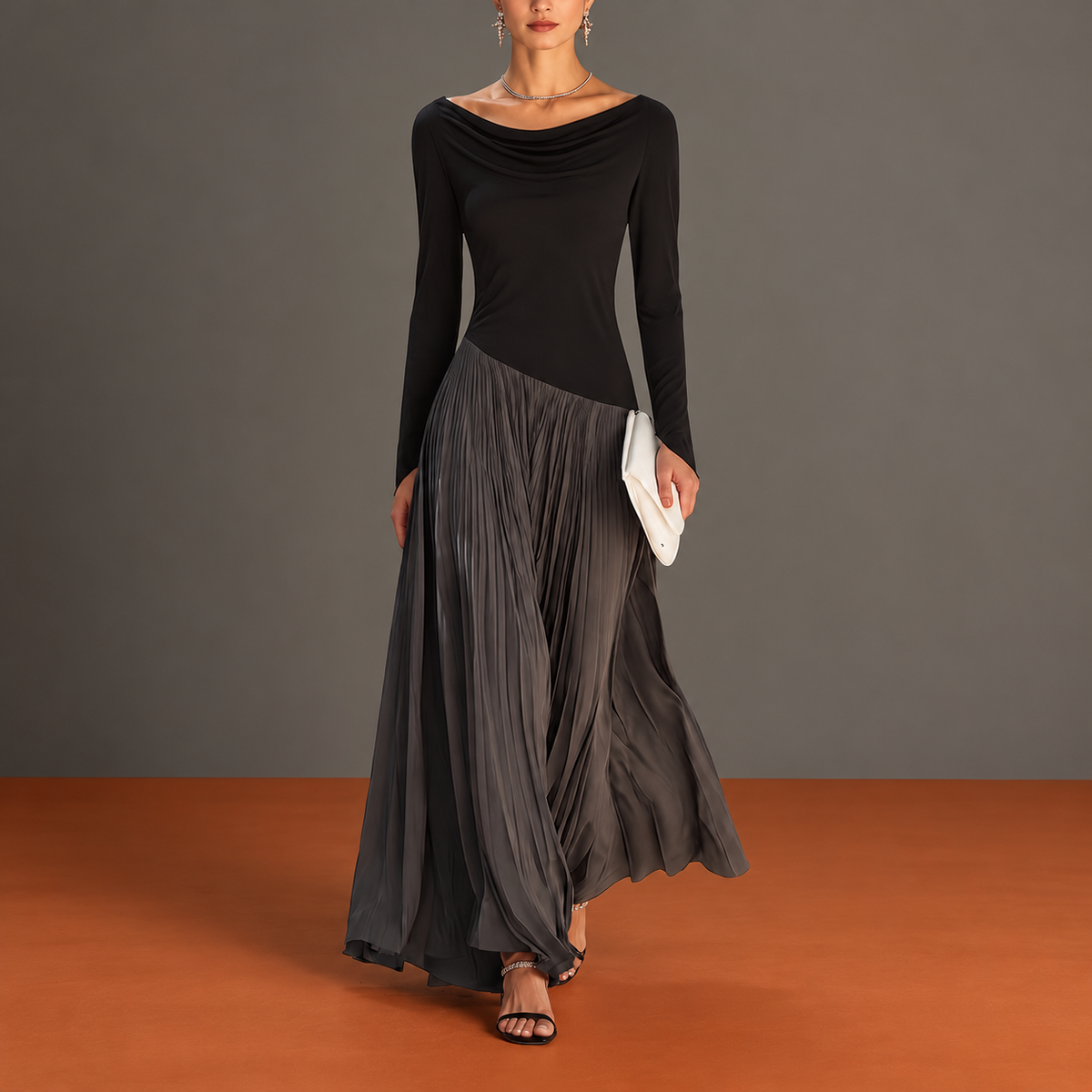 Virginia | Abito Maxi Plissé con Collo Drappeggiato, Nero e Grigio — sfondo grigio e terracotta